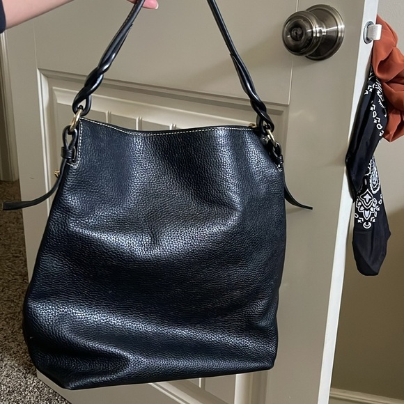 A black Dooney and Bourke ladies purse. - Picture 4 of 16